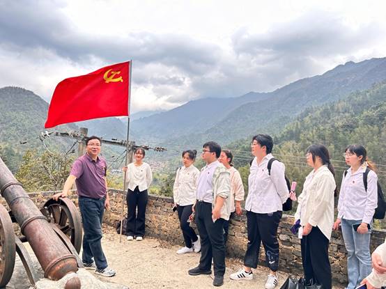 说明: I:\管媒学院\2024\2024春\20-新媒体工作\3.30党员现场教育活动\炮台上的历史.jpg