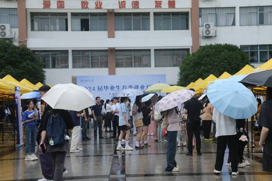 说明: I:\管媒学院\2024\2024春\20-新媒体工作\2024.5.11双选会\IMG_1251.jpg