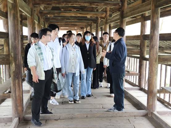 说明: I:\管媒学院\2024\2024春\20-新媒体工作\3.30党员现场教育活动\师生在虹饮桥上听党课.jpg